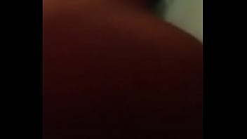 Morena rabuda molhando a pica do novinho