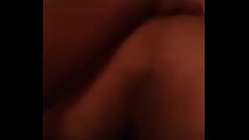 Morena rabuda molhando a pica do novinho