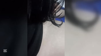 Chica teen18 delgada montando una polla dura sexo oral