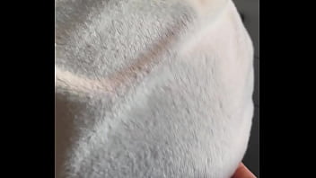 Je lui secoue le cul après la douche