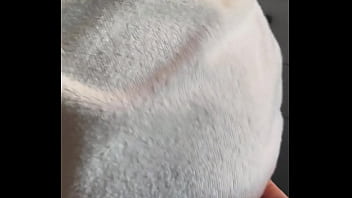 Je lui secoue le cul après la douche