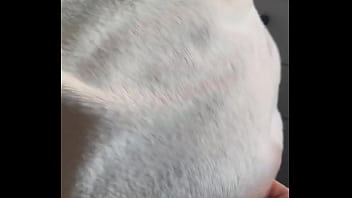 Je lui secoue le cul après la douche