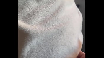 Je lui secoue le cul après la douche