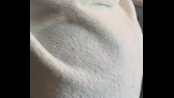 Je lui secoue le cul après la douche