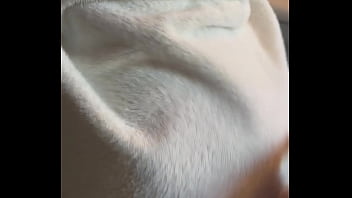 Je lui secoue le cul après la douche