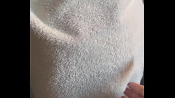 Je lui secoue le cul après la douche