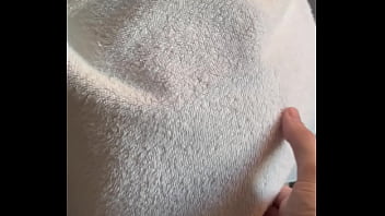 Je lui secoue le cul après la douche