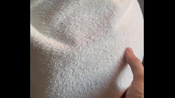 Je lui secoue le cul après la douche