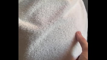 Je lui secoue le cul après la douche