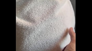 Je lui secoue le cul après la douche