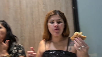 Lanche com putaria esposas nuas no méqui fazem segurança implorar por sexo no drive thru