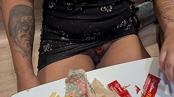 Lanche com putaria esposas nuas no méqui fazem segurança implorar por sexo no drive thru