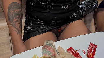Lanche com putaria esposas nuas no méqui fazem segurança implorar por sexo no drive thru