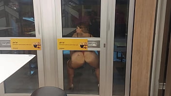 Lanche com putaria esposas nuas no méqui fazem segurança implorar por sexo no drive thru