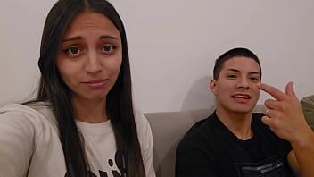 Reto a mi amiga a ver mi enorme polla y no dudo en probarla