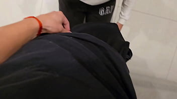 Reto a mi amiga a ver mi enorme polla y no dudo en probarla