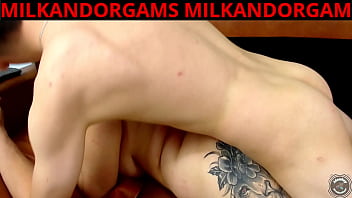 Joven pollon follando por primera vez madrastra de grandes tetas y culo