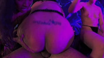 A bruxa a virgem e a diaba invocam do além monstros para fuderem suas bucetas