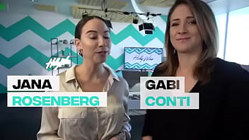 Famous boy likes to show his ass in the video