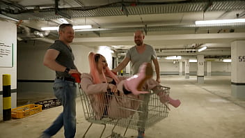 German curvy bitch maria gail at risky mmf 3some sex at car parking area