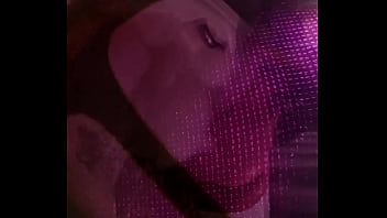 Ela ficou com vergonha de me chupar na cachoeira