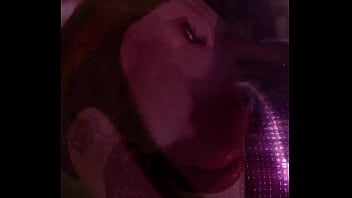 Ela ficou com vergonha de me chupar na cachoeira