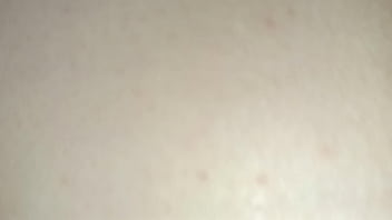 Esposa puta camarera del bar se lleva un cliente a casa y lo folla por dinero mientras su marido trabaja 2