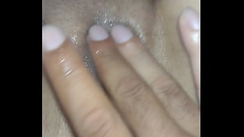 Lubrificando a bucetinha da minha gostosa