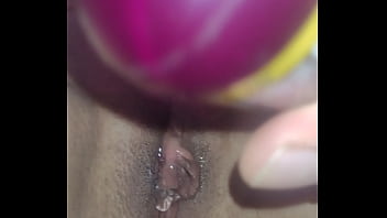 Lubrificando a bucetinha da minha gostosa