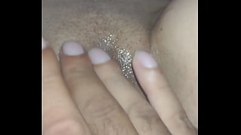 Lubrificando a bucetinha da minha gostosa