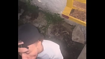 Fudendo e mamando o hétero dotadao na estação de metro