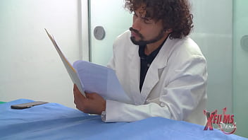 Peliroja se folla a su cirujano plastico con enorme polla