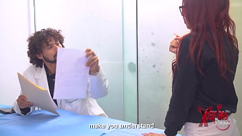 Peliroja se folla a su cirujano plastico con enorme polla