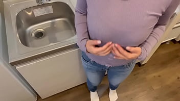 旦那の夕ご飯作ってる時におまんこがムズムズしてきてオナニーした手で料理したら潮が混ざっちゃった