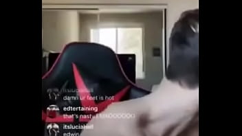 “feet look weird as sh*t on camera”