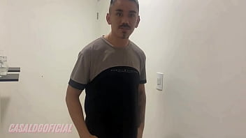 Meu marido me levou no massagista e acabei dando para ele marido pegou no flagra e entrou na putaria também