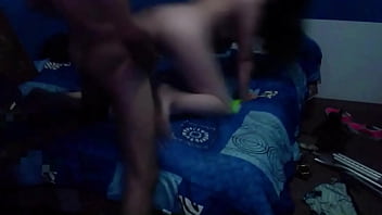 Mi cuñis se esconde bajo la cama y me folla de madrugada