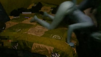 Mi cuñis se esconde bajo la cama y me folla de madrugada