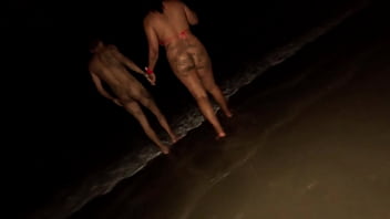 Me arrumei putinha pra sair na rua e ir transar na praia peladinha com meu amigo de são paulo