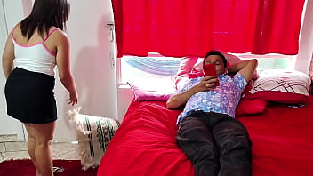 Padrasto leva uns tapas da entiada por quarto está sujo a inocente leva uma surra de piroca na bunda