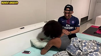 Moreninha safadinha entregou a bucetinha pro anão foder