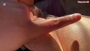 Latina provocando en body oscuro bajo el sol ️