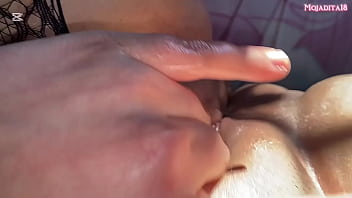 Latina provocando en body oscuro bajo el sol ️