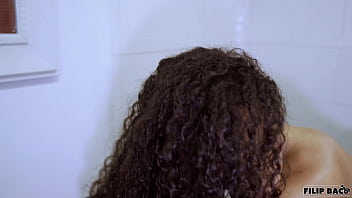 Me consigo a mi esposa duchandose y no me aguanto las ganas de follarmela