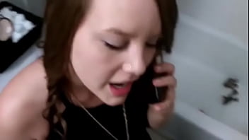 сосёт пока разговаривает по телефону