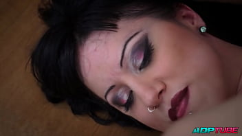 Follándome a su mujer y el marido nos pilla