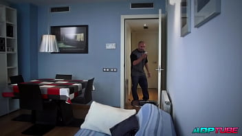 Follándome a su mujer y el marido nos pilla