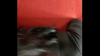 Maestra venezolana ensena a bailar a un novato