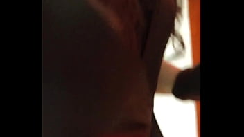 Maestra venezolana ensena a bailar a un novato