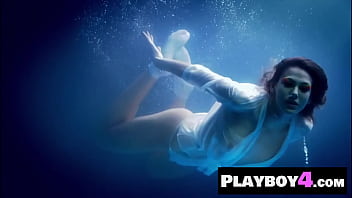 Hot babe enjoyed hot posing in wet clothes